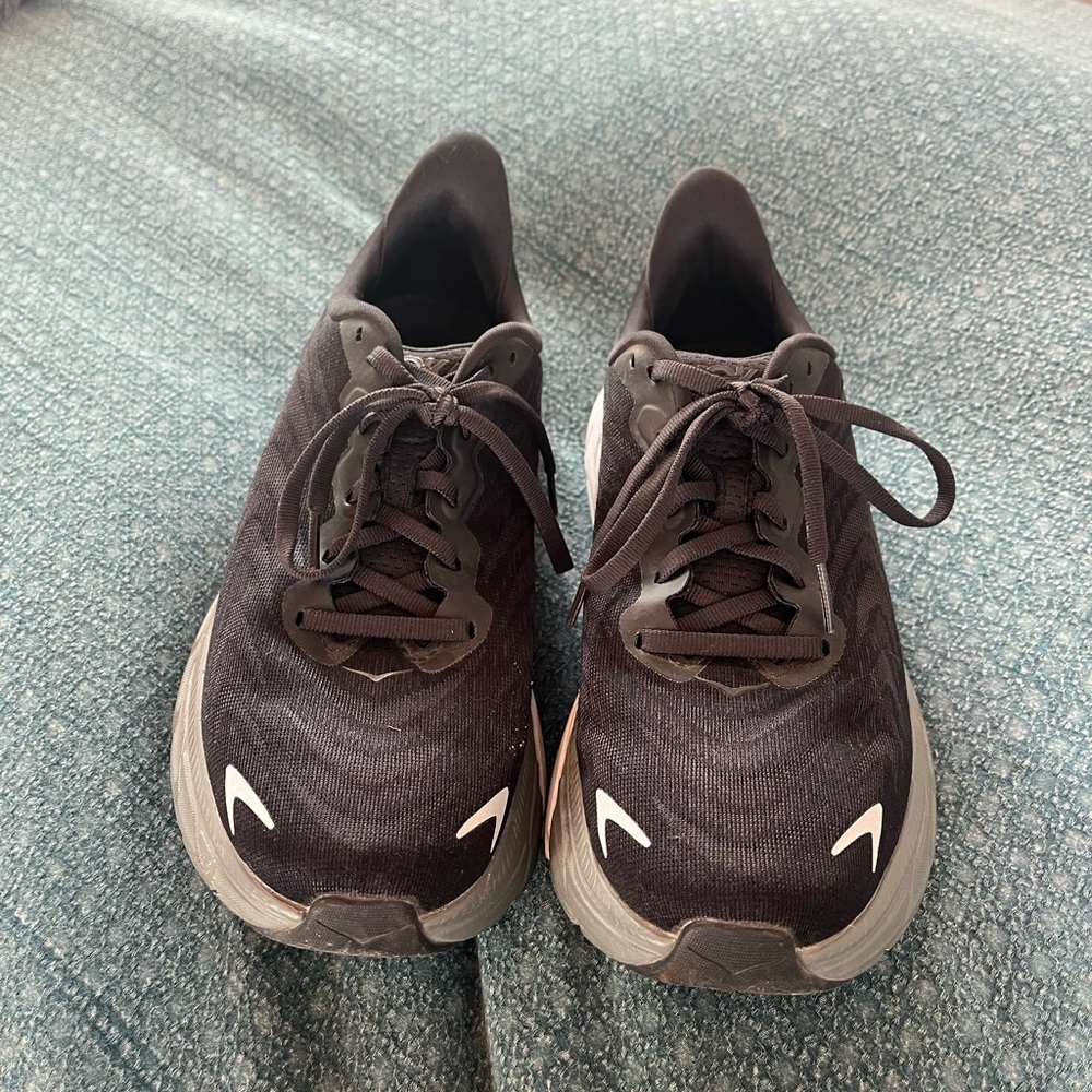 Hoka Arahi 6